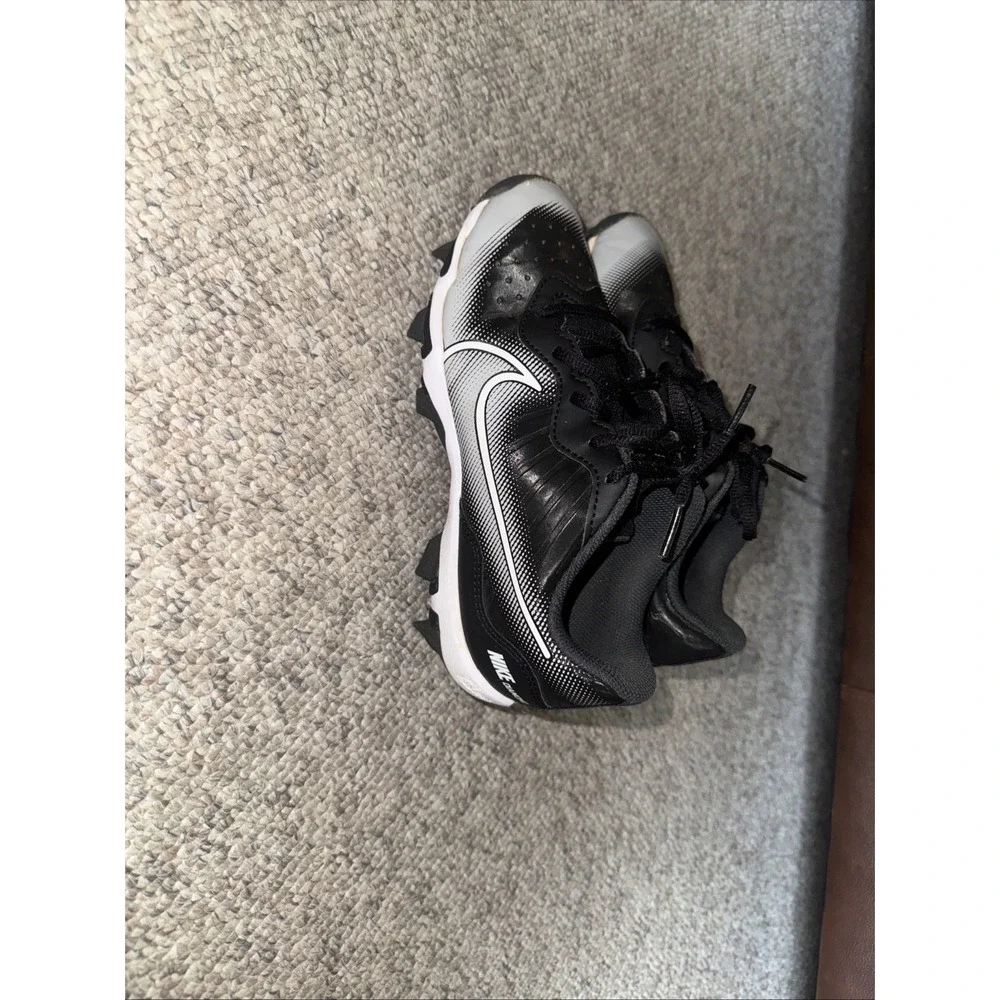 Nike diamond Baseball Shores Size 4Y